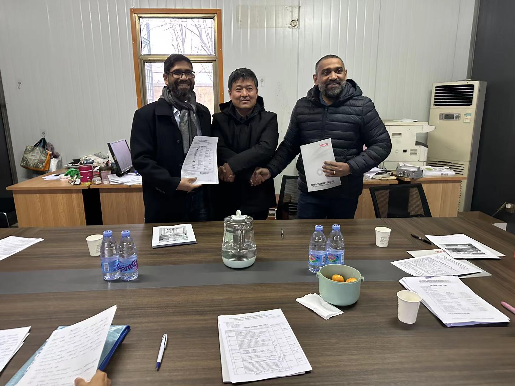 Our customers come to our factory for visit after that signed contract for Universal Turret Milling Machine X6325 CNC Lathe CK6150 And Vertical Machine Center VMC850